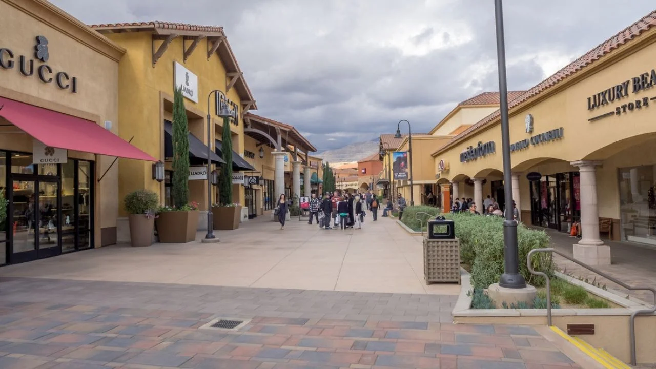 Desert Hills Premium Outlets